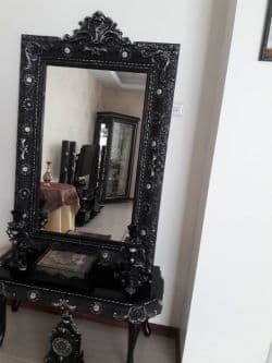 بوفه سالم در حد نو و آیینه و شمعدانی با لاله های کنار