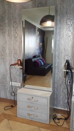 میز آینه ایستاده