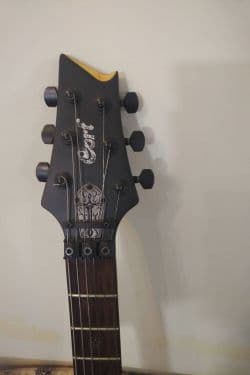 گیتار الکتریک دو پیکاپه تمیز و سالم