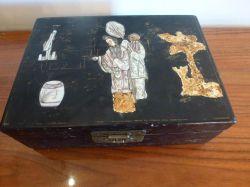 جعبه آنتیک ساخته شده از صدف و طلا